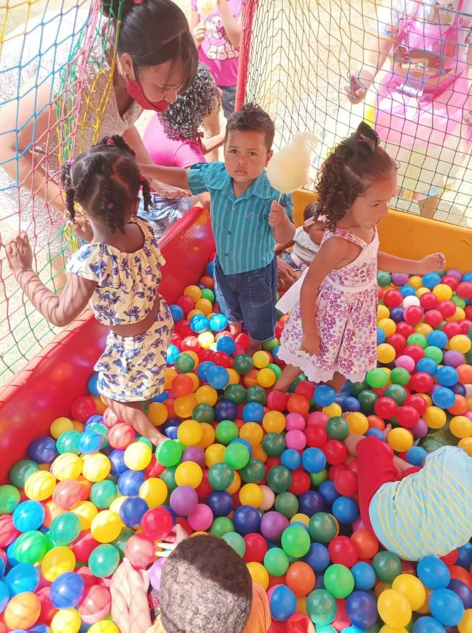 Camacã: Caravana da Alegria visita as crianças do Brogodó em Leoventura,